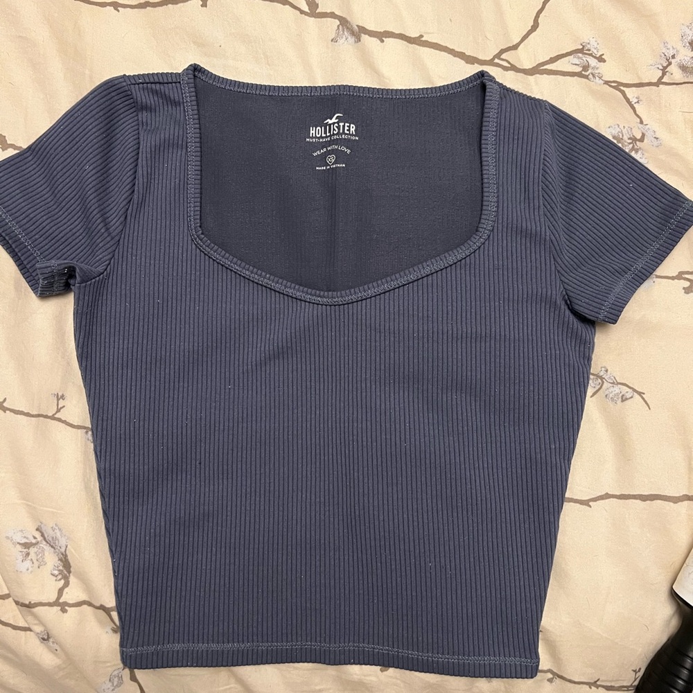 Hollister Women's Short Sleeve Ribbed crop Top in Dark Blue